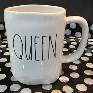 👑 Rae Dunn “QUEEN” Mug – Like New.